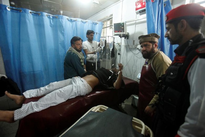 Suicide bomber kills five outside government office in Pakistan